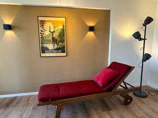 Einer der zwei Liegen im Saunabereich