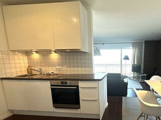 Küchenzeile mit Spülmaschine, Herd, Backofen