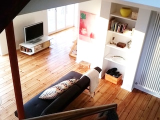 Blick von der offenen Treppe ins Wohnzimmer