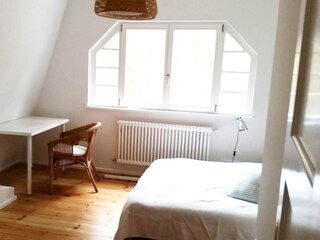 Das zweite Schlafzimmer mit Doppelbett im OG