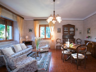 Großes helles Wohn- und Esszimmer