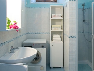 großes Badezimmer mit Waschmaschine