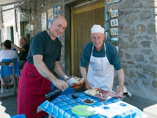 Lokale Bar / Café serviert traditionelle kalte Platten