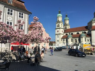 Markttag in Kempten vor der Lorenzkirche