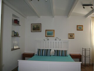 Schlafzimmer mit Ehebett