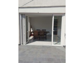 Wohnzimmer mit geöffneter Faltschiebetür