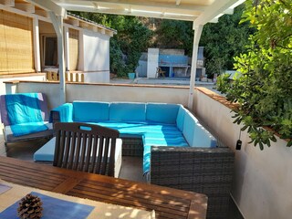 Sitzgruppe mit Blick in den Garten und Grillplatz