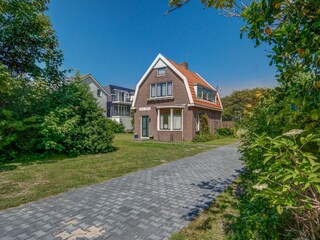 Vorderseite des Hauses mit Garten