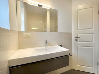 Bad mit Dusche und WC