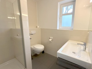 Bad mit Dusche und WC