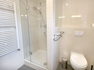 Bad mit Dusche und WC