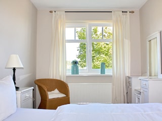 Schlafzimmer mit Doppelbett + Kleiderschrank