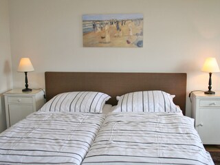 Schlafzimmer mit Doppelbett + Kleiderschrank