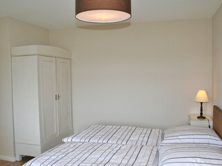 Schlafzimmer mit Doppelbett + Kleiderschrank