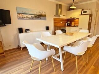 großer Esstisch (Kinderhochstuhl vorhanden)