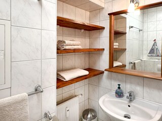 Bad mit Dusche und WC