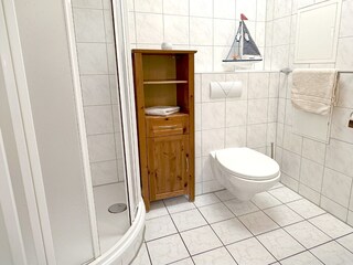 Dusche und WC im Bad