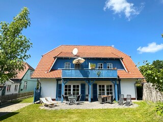 Blick vom Garten zum Haus (Terrasse rechts)