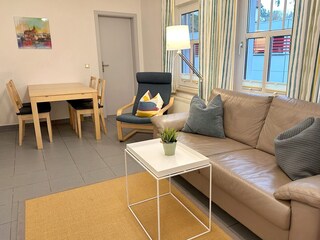 Esstisch mit 4 Stühlen im Wohnzimmer