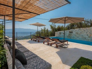 Terrasse mit Pool und Meerblick