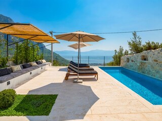 Terrasse am Pool mit Meerblick