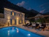 Ferienhaus Kaliope mit Pool bei Nacht