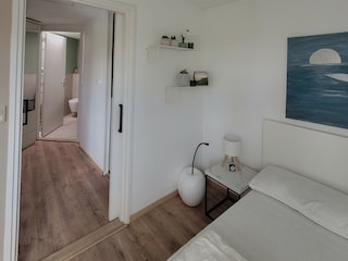 Schlafzimmer mit Blick in den Flur