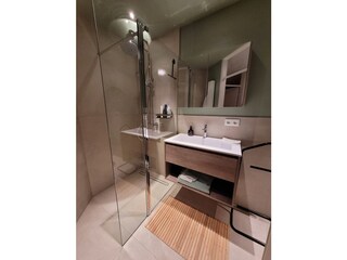 Bad mit Dusche und WC im Erdgeschoss