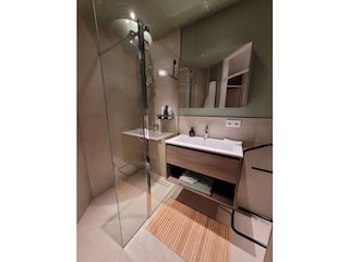 Bad mit Regendusche und normaler Dusche