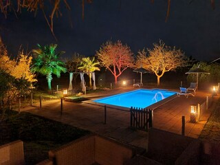 Pool mit wunderschöner neuer Beleuchtung bei Nacht