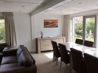 Wohnzimmer mit 10 Personen Esstisch