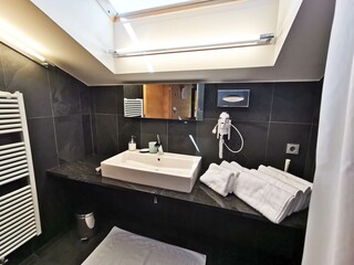 Badezimmer mit Dachfenster