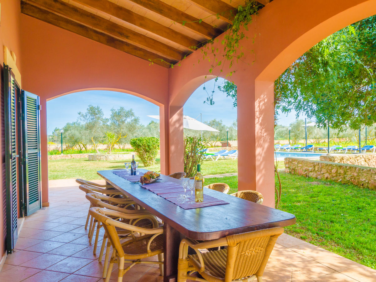 Terrasse mit Blick zum Pool