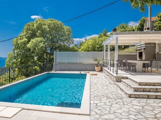 Überdachte Terrasse mit Grill, am Pool