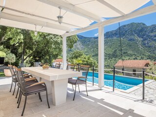 Überdachte Terrasse mit Sitzecke