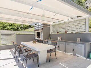 Überdachte Terrasse am Pool mit Esstisch, Grillstelle