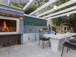 Terrasse am Pool mit Grillstelle