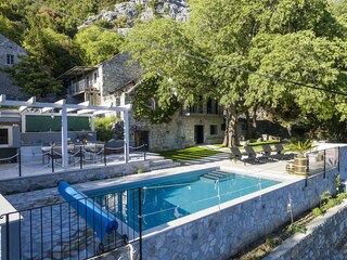 Der Pool mit Sonnenliegen und Aussendusche