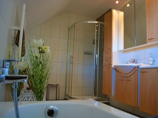 Badezimmer mit Dusche -Badewanner und WC