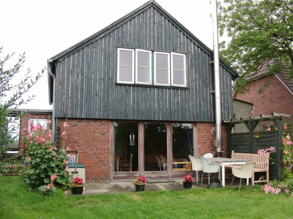 Terrasse mit Liegewiese und Sandkasten