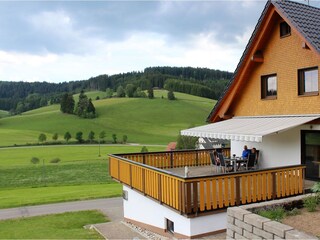 Große Terasse mit Blick aufs schöne Tal