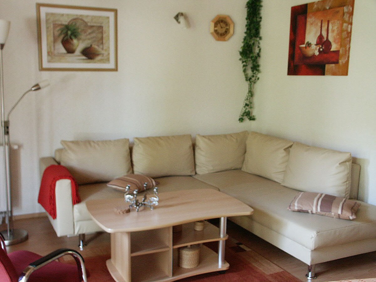 elegantes wohnzimmer mit wand in trkis wandgemlde sowie farbiger ... - Sitzgarnitur Wohnzimmer Modern elegantes wohnzimmer mit wand in trkis wandgemlde sowie farbiger ... - Sitzgarnitur Wohnzimmer Modern