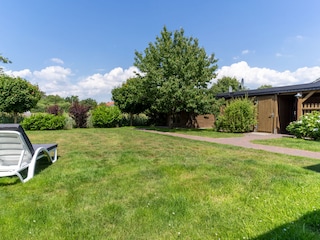 Großer eingezäunter Garten mit Sauna