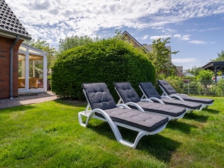 Bequeme Sonnenliegen im Garten