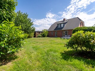 Großer Garten mit Zugang zum Wohnzimmer
