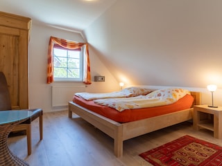 2. Schlafzimmer mit Bett 2 m x 2 m