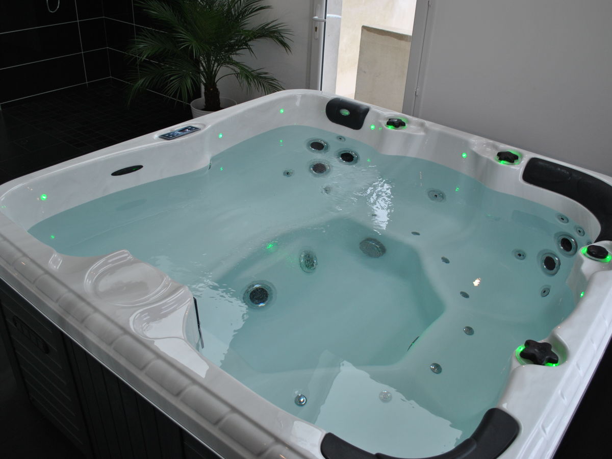 Großer Jacuzzi für 4-5 Personen