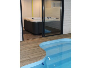 Jacuzzi vom Pool aus