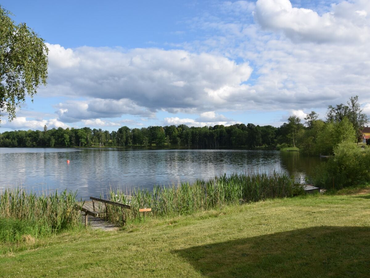 Badeplatz und Bootsplatz an besonders idyllischem See