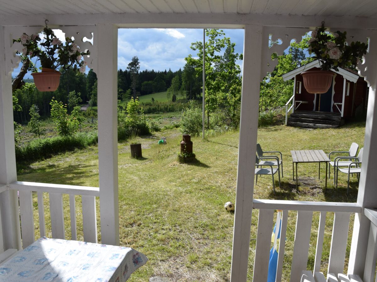 überdachte kleine Terrasse mit schönem Ausblick